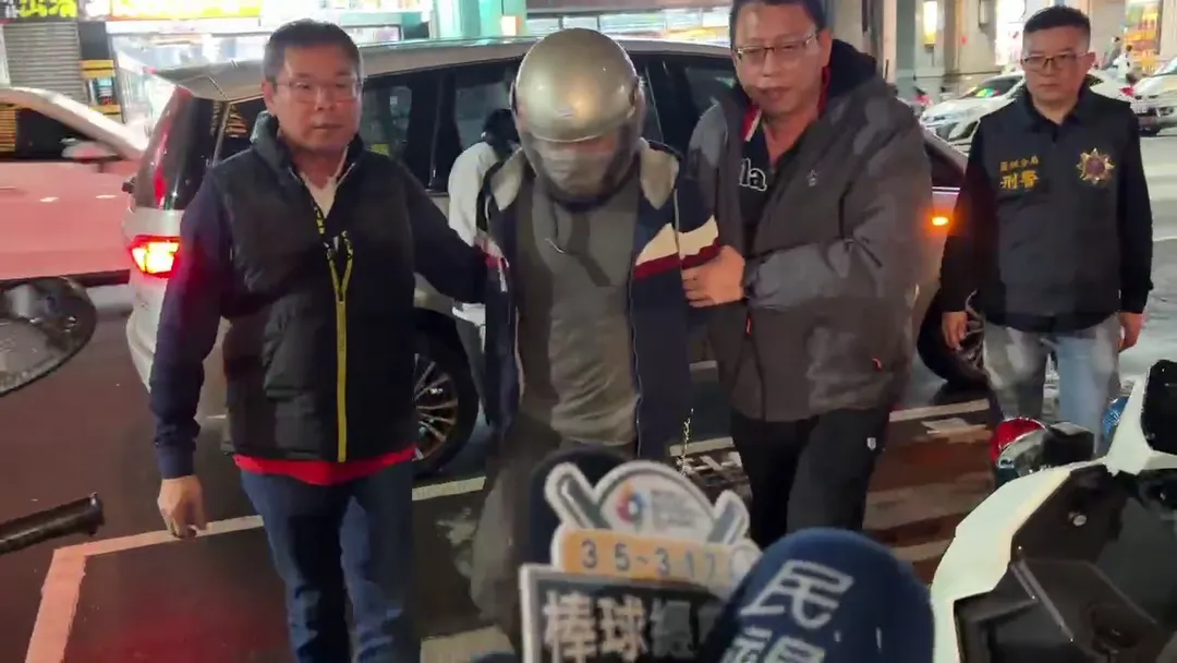 廖聰賢19日晚間在新莊一帶落網，旋即被帶回蘆洲分局偵訊。（圖／翻攝畫面）