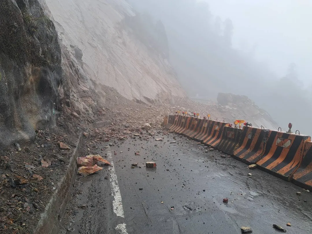 北橫公路台7線68.7K今天發生坍方阻斷，已緊急性封路管制。（圖／公路局提供，下同）