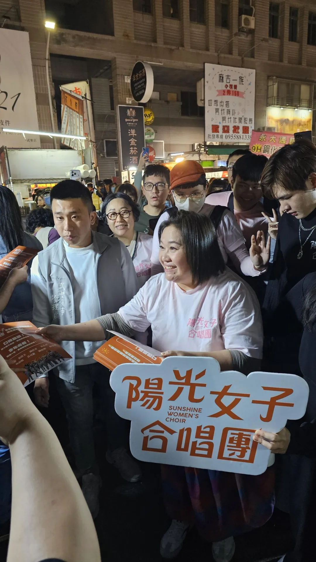 《陽光女子合唱團》全台票房突破9472萬，鍾欣凌前往台南武聖夜市宣傳。（圖／壹壹喜喜電影 提供）
