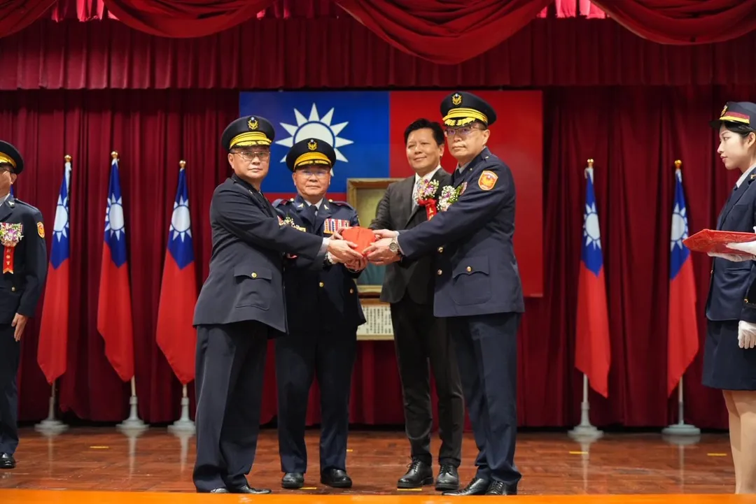 左起為現任警政監謝龍富、新北市警局局長方仰寧、副市長朱惕之、現任新店分局長陳建龍。（圖／新北市警局提供）