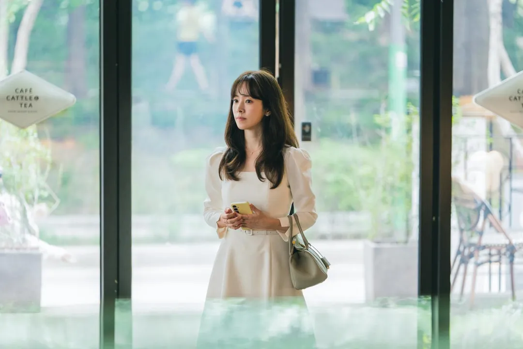韓志旼在劇中飾演愛情毫無著落的事業女強人。（圖／TVING｜HBO Max提供）