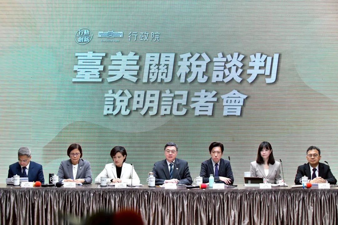 行政院長卓榮泰率副院長鄭麗君等談判團隊及財經官員舉行記者會說明談判搶先達成的協議。（資料照／行政院直播YT）