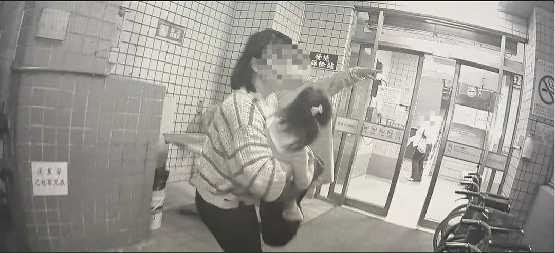 2歲多女童吃拔絲地瓜不慎卡在喉嚨,母親抱她前往派出所求救。(圖/警方提供)
