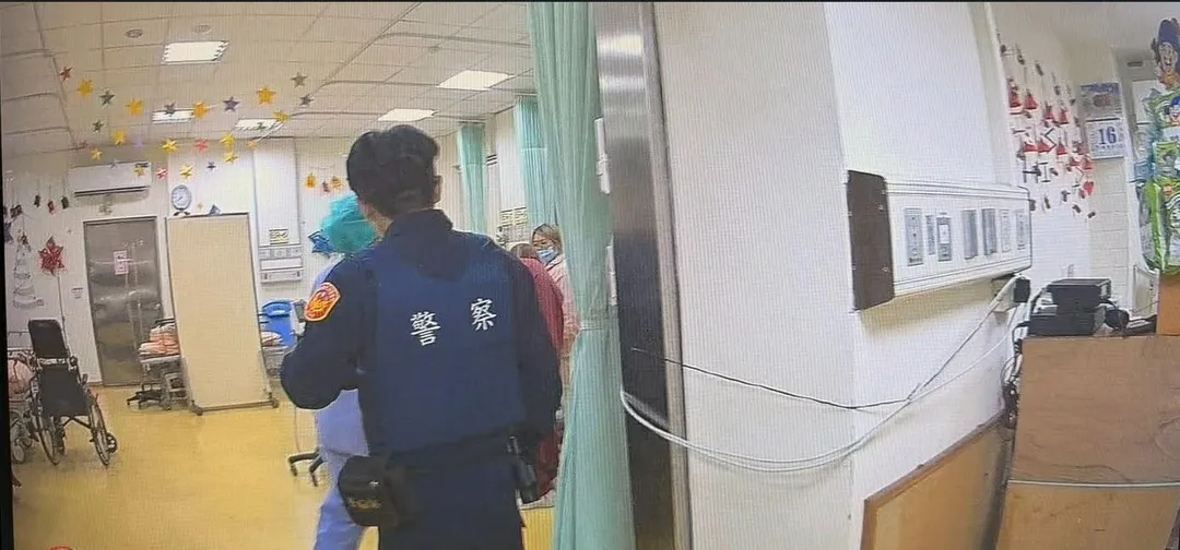 員警協助女童送醫。(圖/警方提供)