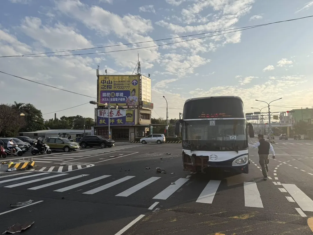 事發地遍布車輛碎片。(圖/翻攝畫面)