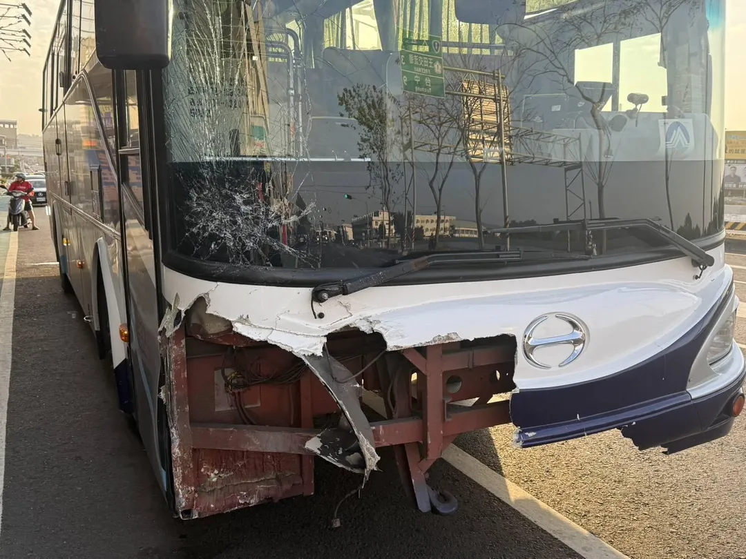 客運右側車頭留下怵目驚心的痕跡,可見撞擊力道之大。(圖/翻攝畫面)
