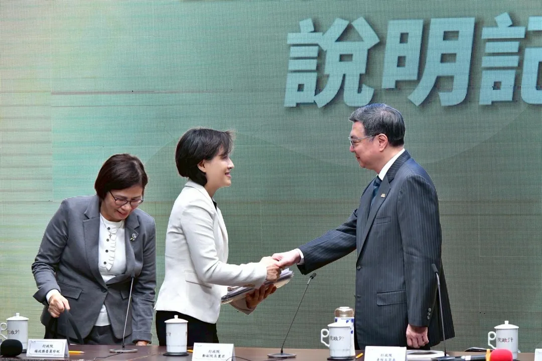 行政院長卓榮泰和鄭麗君握手。（圖/行政院提供）