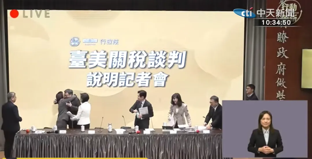 記者會後，卓榮泰給楊珍妮愛的抱抱。（圖/中天新聞YT）