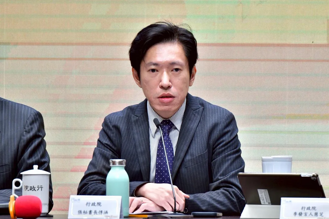 張惇涵透露，賴總統在晚間會議提供的宵夜都是燒餅夾蔥蛋，加上一杯永和豆漿。（圖/行政院提供）