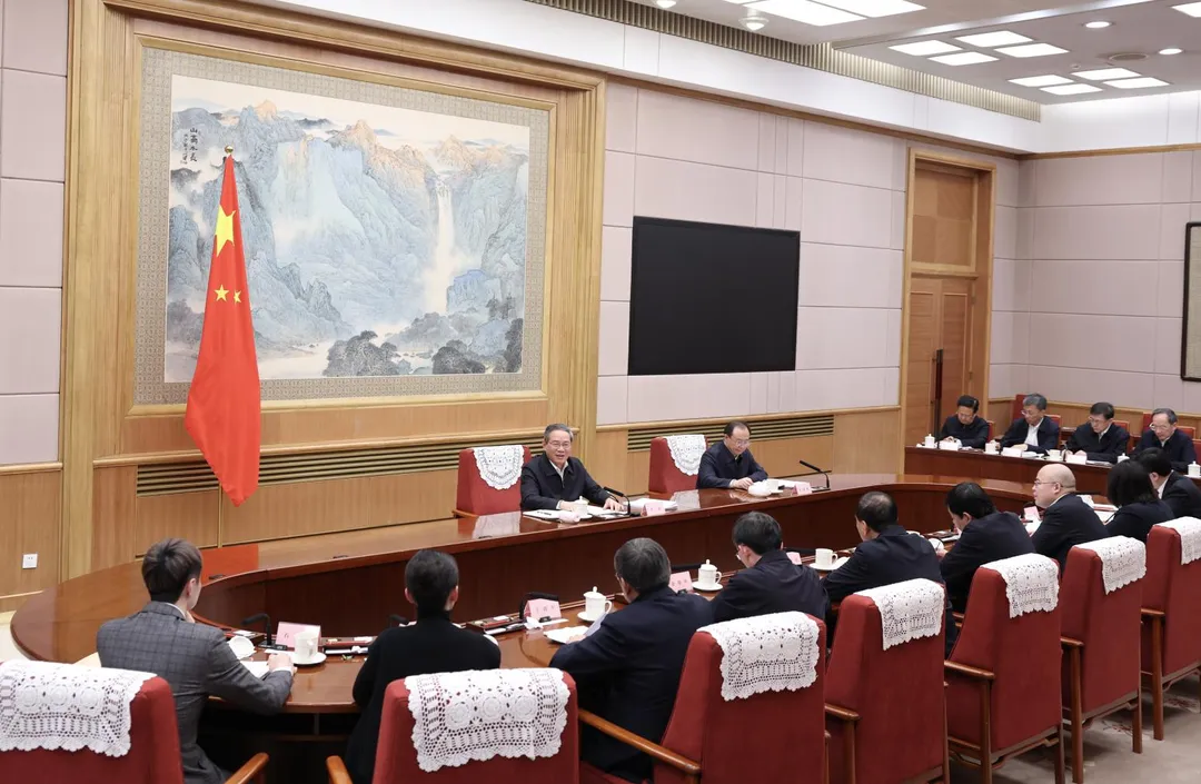 1月19日下午，李強主持召開今年首場座談會。（圖／新華社）