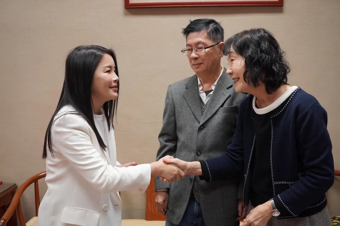 張嘉郡與陳姓夫婦聊天了解當時狀況。（圖／張嘉郡辦公室提供）