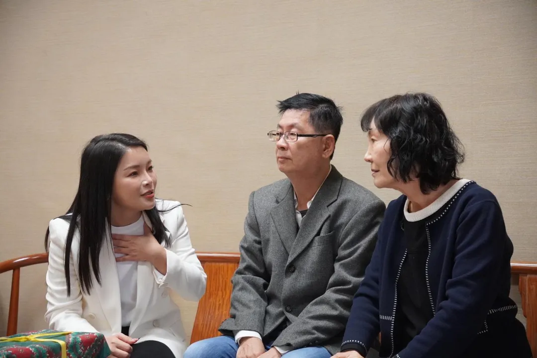 張嘉郡與陳姓夫婦聊天了解當時狀況。（圖／張嘉郡辦公室提供）