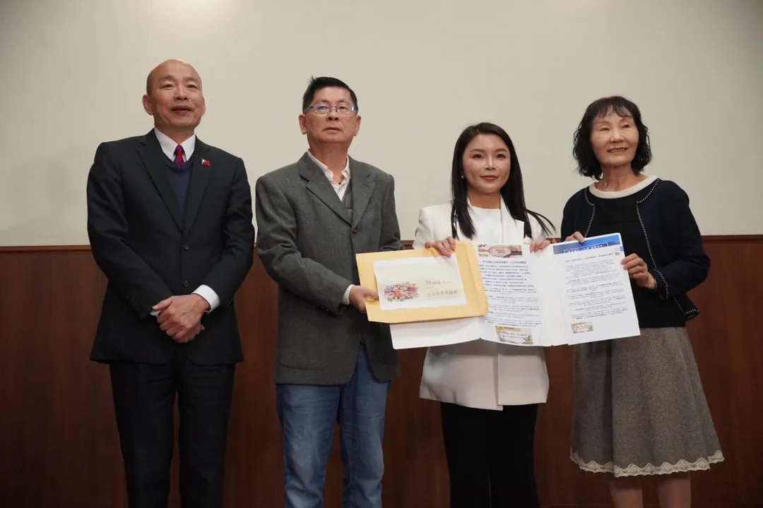 立法院長韓國瑜今與立委張嘉郡，於立院接見滯留阿布達比返台的雲林陳姓夫婦。（圖／張嘉郡辦公室提供）