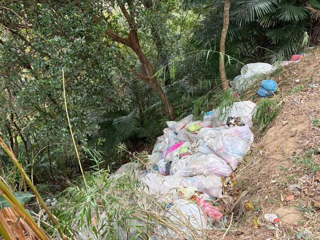 苗栗永和山水庫遭棄置40噸垃圾。（圖／縣議員陳光軒提供）