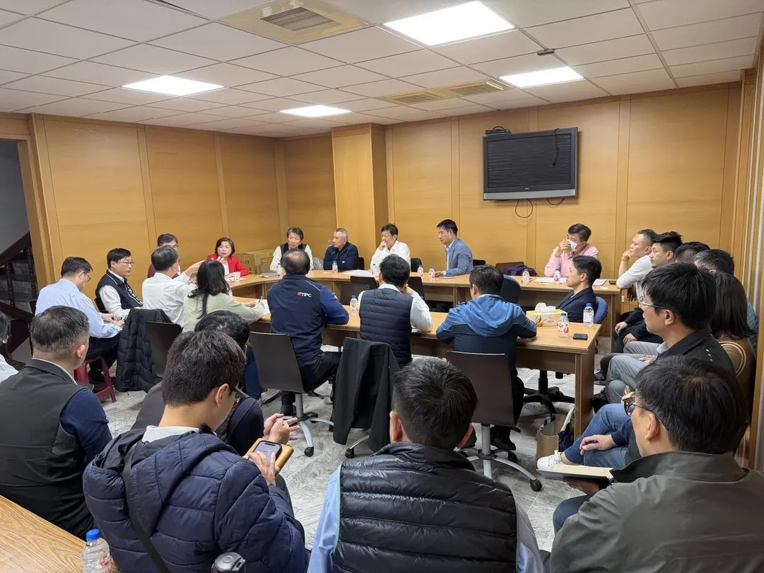 藍委楊瓊瓔19日舉行「台中地區加速營建剩餘土石方去化協調會」，內政部國土署、台中市都發局、港務公司、營造公會、建築公會等代表與會。（圖／翻攝楊瓊瓔臉書）