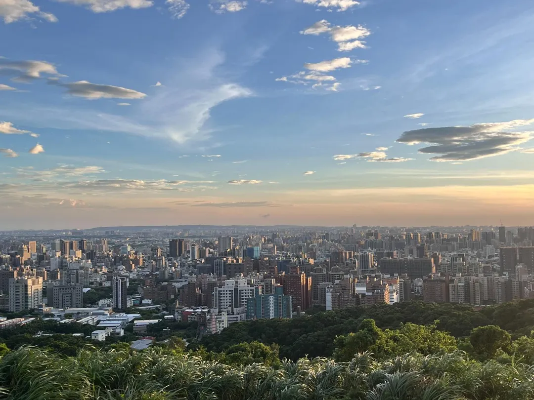 虎頭山環保公園桃園火車站5公里內,標高251公尺,儘管高度不高,卻是桃園市區的制高點,擁有360度無遮蔽的城市全景視野。(圖/記者鄭緯浩攝)
