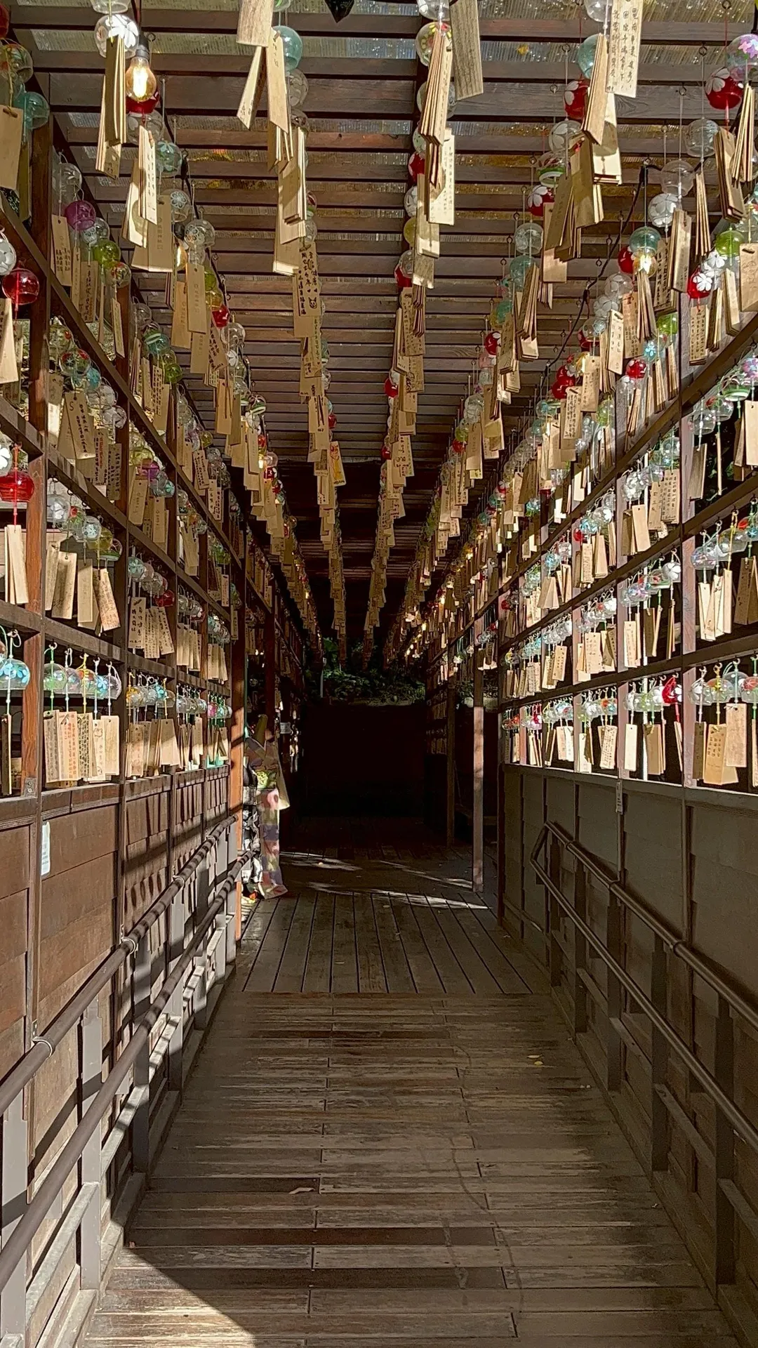 桃園神社保留了原汁原味的日本神社建築風格,穿過滿是風鈴的走廊會被「風的聲音」所治愈。(圖/記者鄭緯浩攝)