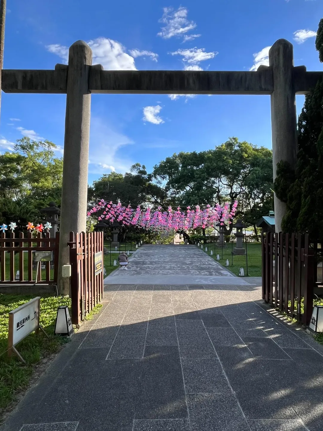 桃園神社內部裝飾著日式燈籠、風車、風鈴、鯉魚旗等,營造出濃厚的日本氛圍。(圖/記者鄭緯浩攝)