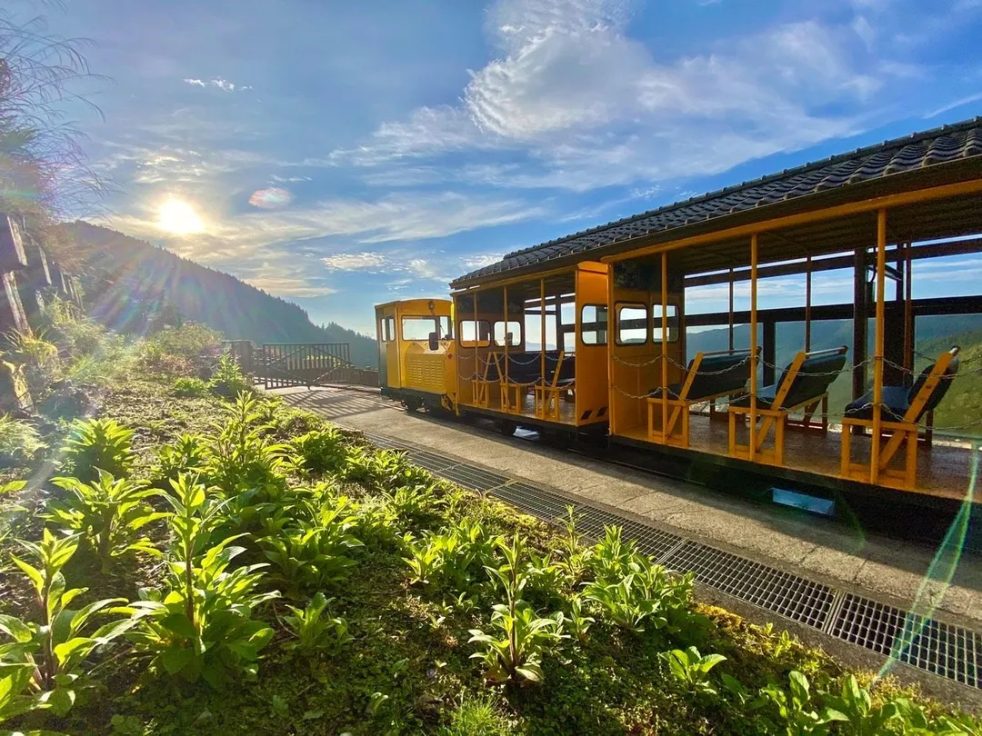 太平山蹦蹦車與日出。（圖／林保署宜蘭分署提供）