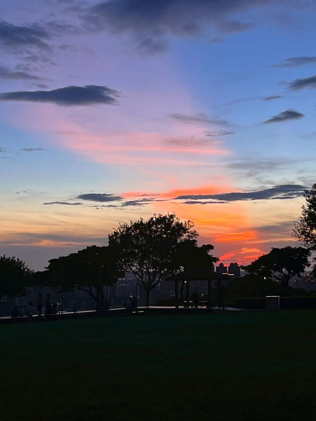 白天的觀景平台能夠將藍天白雲、夕陽西下的風景盡收眼底,夜晚燈火輝映的百萬夜景,更是吸引無數遊客特意前來。(圖/記者鄭緯浩攝)