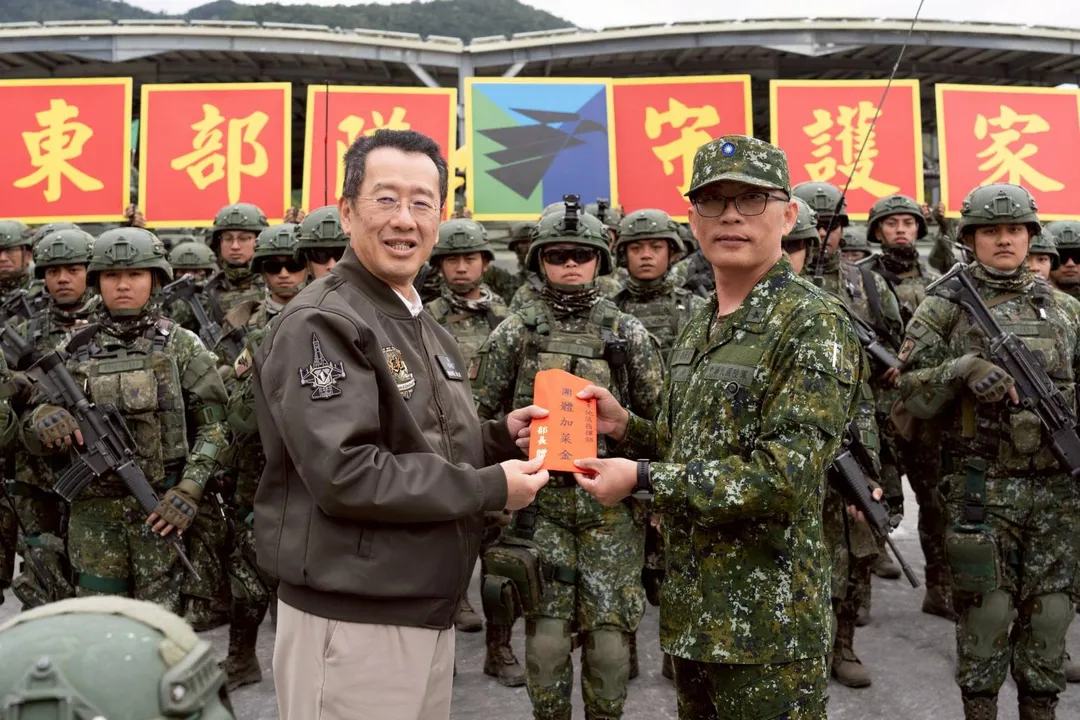 顧立雄視導陸軍台東地區指揮部，身上穿著的夾克右胸前配戴「漢光41號」演習章，右臂則是空軍第1聯隊機種章。(圖/國防部)