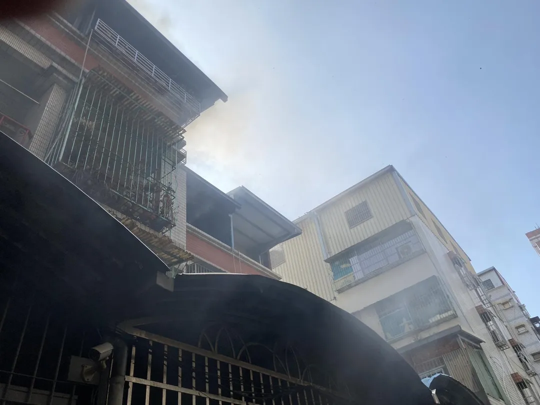 高雄前鎮區佛公路一處4樓透天厝發生火警，警消灑水灌救，救出87歲嬤。（圖／中天新聞）