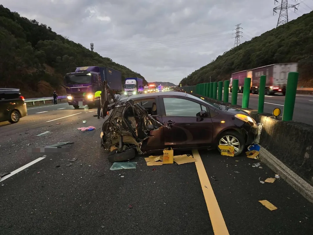 小車遭撞,右後車門不見。(圖/中天新聞)