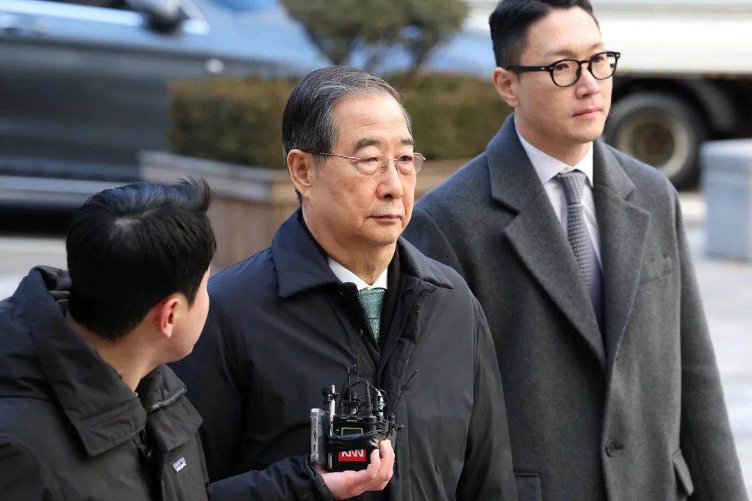 南韓前總理韓悳洙今抵達首爾中央地方法院，聆聽宣判。（圖／路透社）