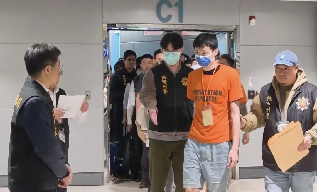班機於下午2點降落17名嫌犯陸續下機。（圖／翻攝畫面）