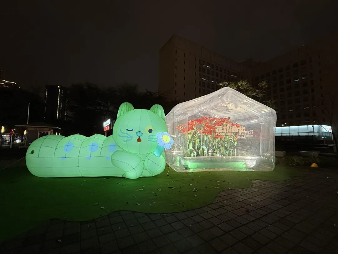繽紛裝置夜間發光。（圖／台北市政府提供）