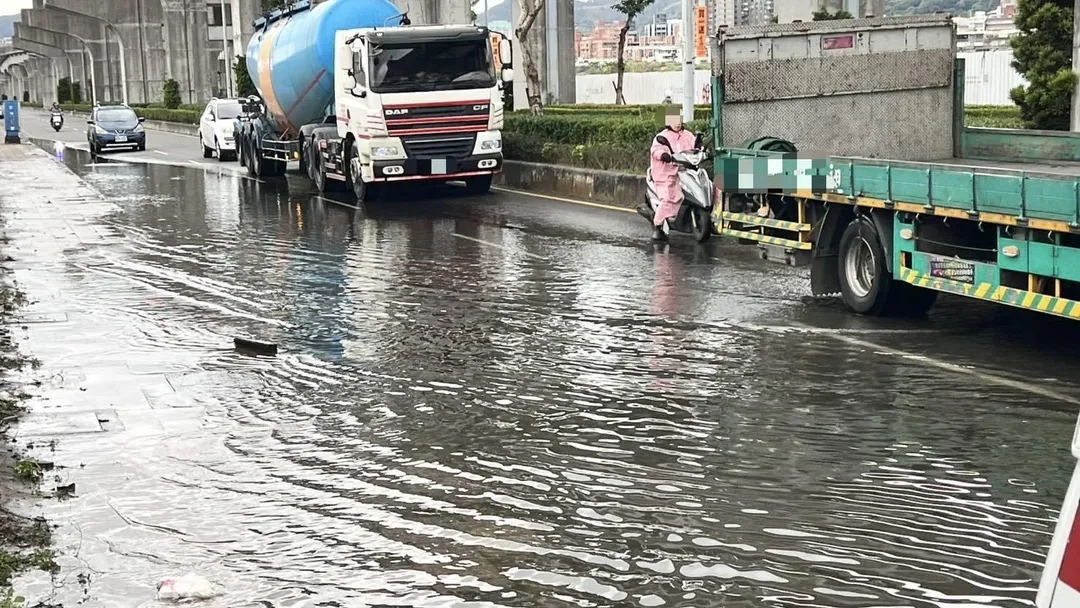 淹水影響車輛通行。（圖／翻攝畫面）