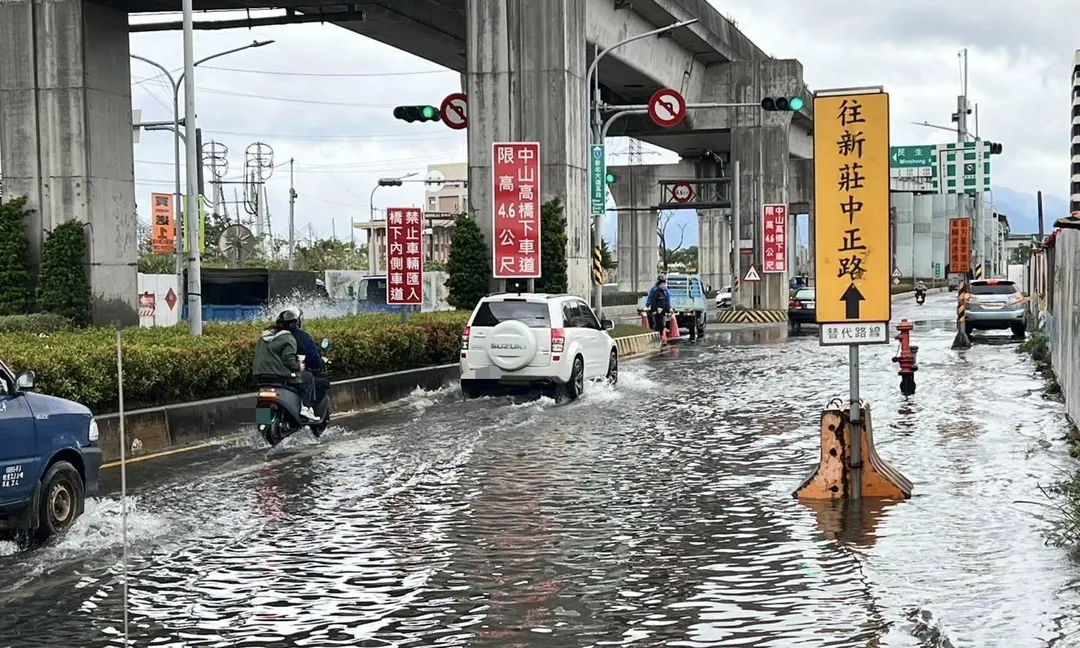 新北市泰山區新北大道五段下午突然淹水。（圖／翻攝畫面）