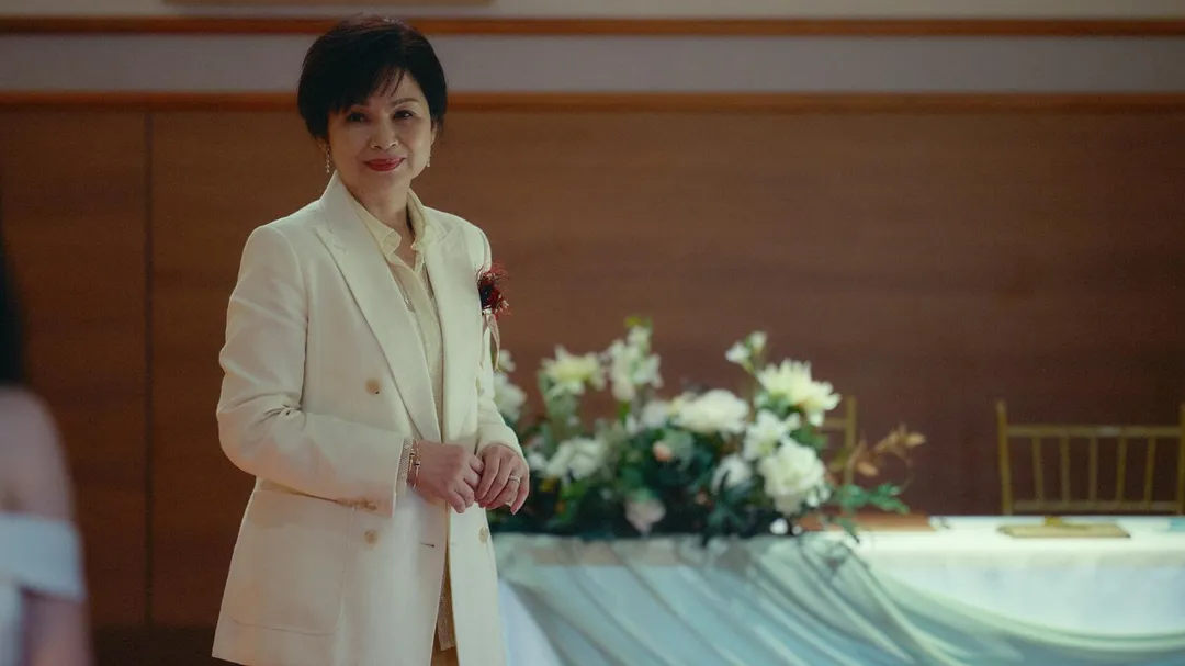 楊貴媚在片中飾演新郎母親，對外維持著事業有成的女強人形象，對內卻對孩子充滿虧欠與不捨。（圖／水花電影 提供）