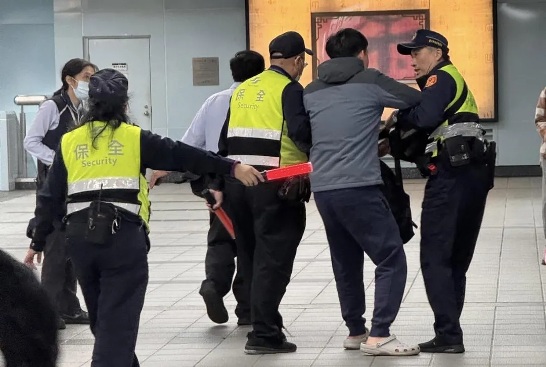 男子在車廂內持剪刀遭員警帶走。（圖／翻攝自Threads「popping_kiyoshi」）