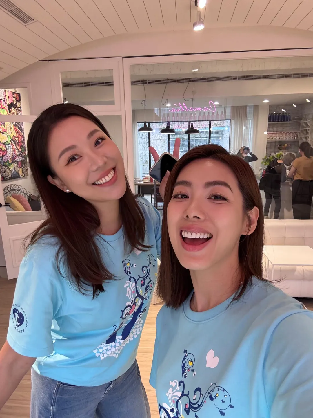 林又立(左)與好友林可彤(右)共創的品牌明星商品將推出第二代加強版。(圖/HYPHY 提供)