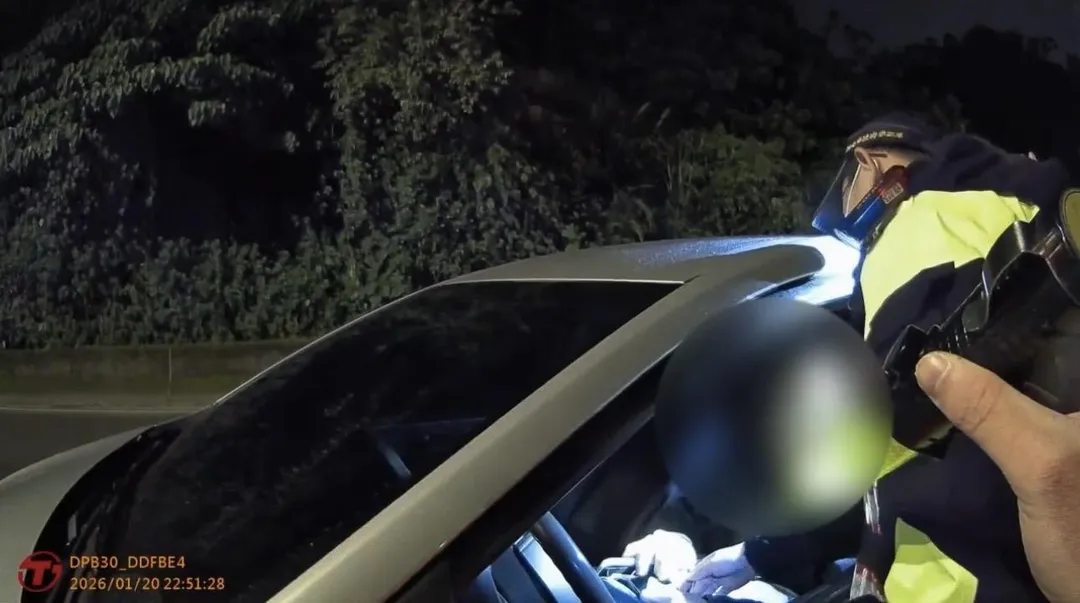 嫌犯拒檢開車衝撞拖行員警。（圖／翻攝畫面）