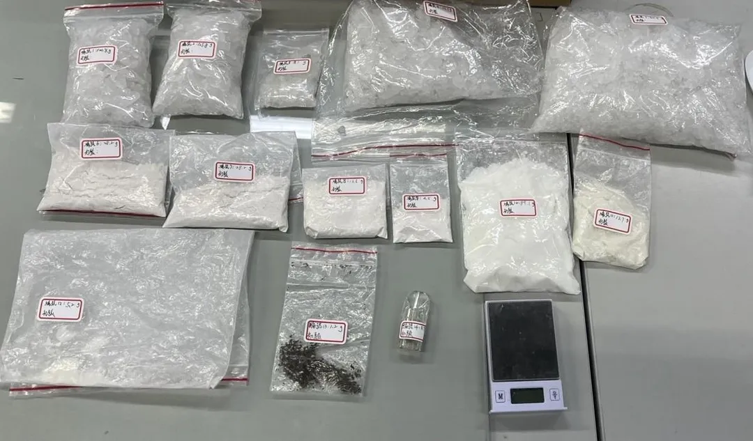 警方逮捕共犯查扣大量毒品。（圖／翻攝畫面）
