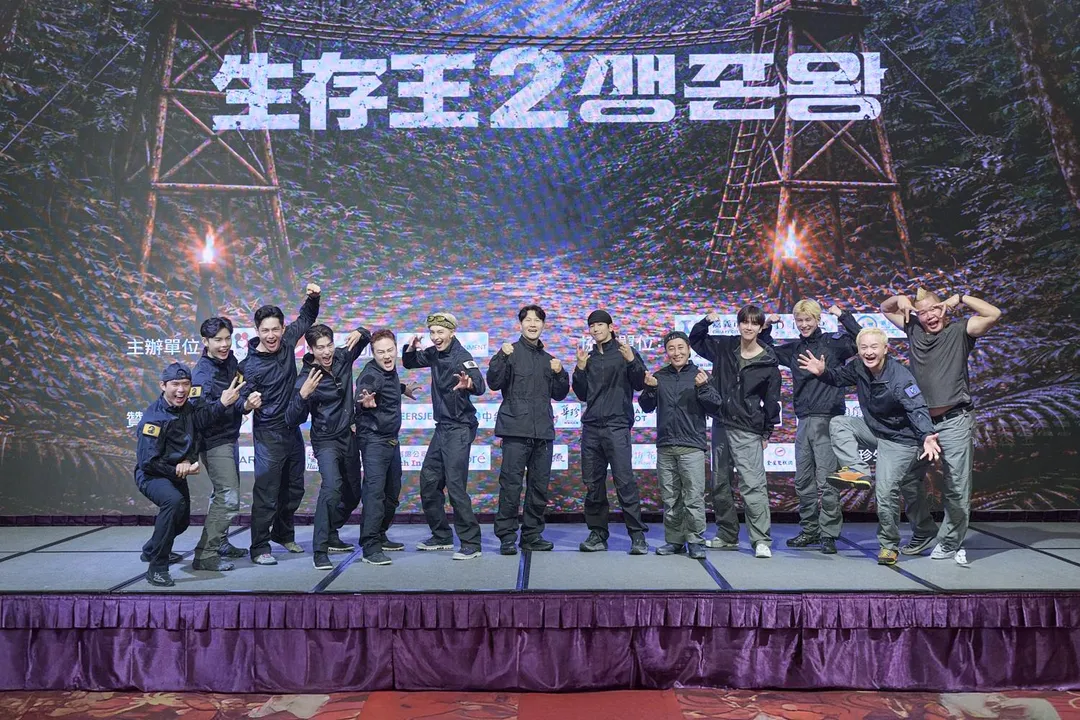 THE BOYZ泳勳（右四）是隊上老么，受到哥哥們的照顧。（圖/童心娛樂提供)