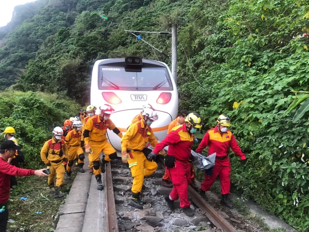 詹能傑跟弟弟詹庭豪同樣是位資深優秀消防。（圖／基隆市消防局臉書）