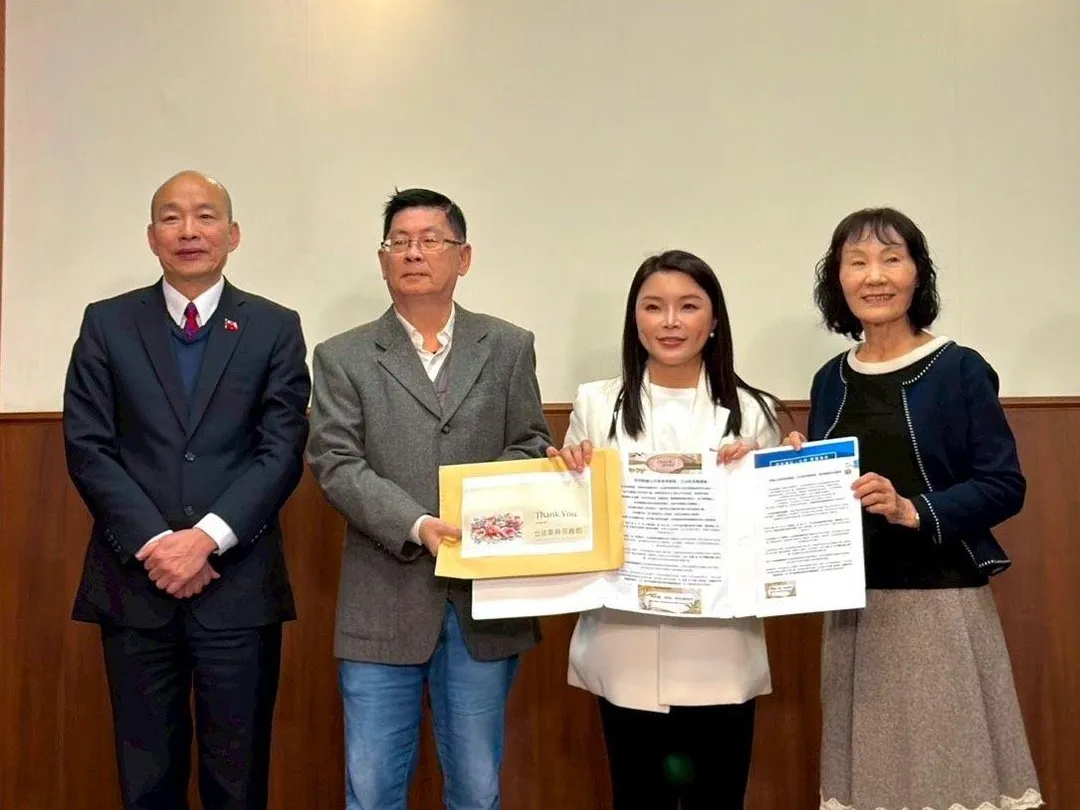 韓國瑜與張嘉郡日前於立院接見滯留阿布達比返台的雲林陳姓夫婦。（圖/張嘉郡辦公室提供）