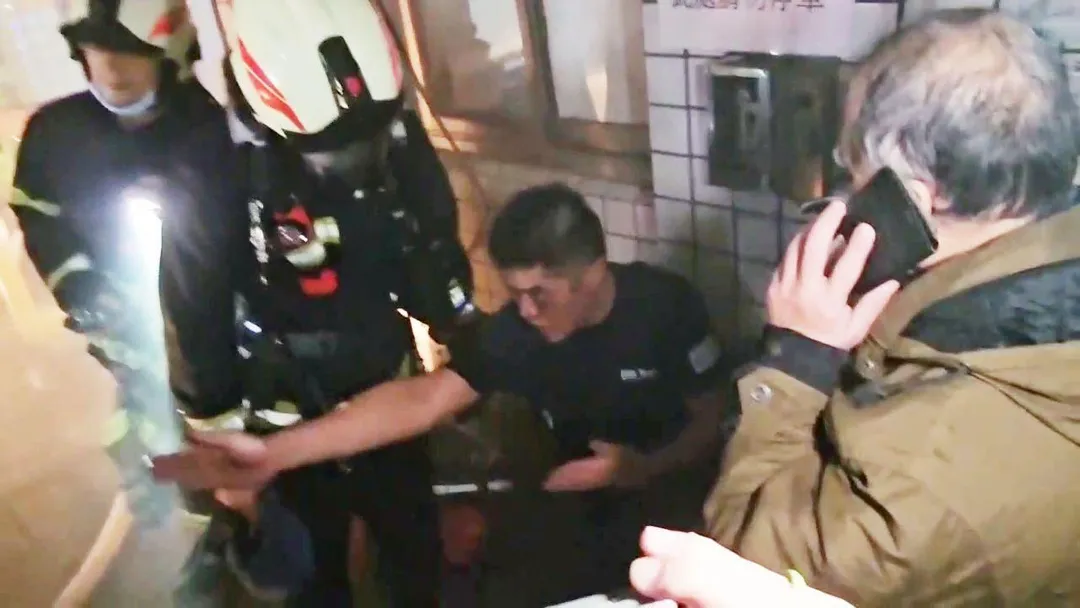 詹能傑跟同仁提醒火場「裡面都是衣服，要小心一點，碰到就會山崩」，17字成最後「遺言」。（圖／中天新聞）