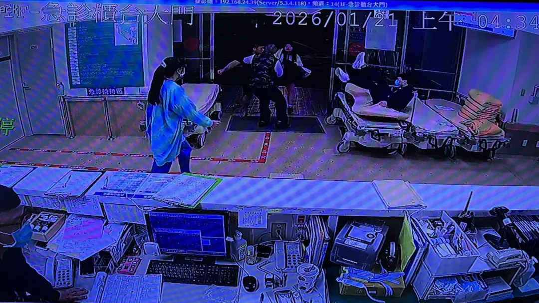 監視器拍下男子對護理師揮拳。（圖／院方提供，下同）