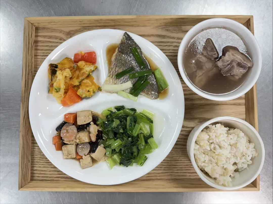 現代坐月子除了藥膳補湯，更應回歸健康飲食的原則。本圖為婦幼院區提供產婦的月子餐飲食。（圖／臺北市立聯合醫院婦幼院區提供）