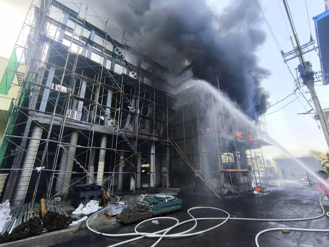 高雄市大社區一處3樓高建築工地發生火警。（圖／高雄消防局提供，下同）