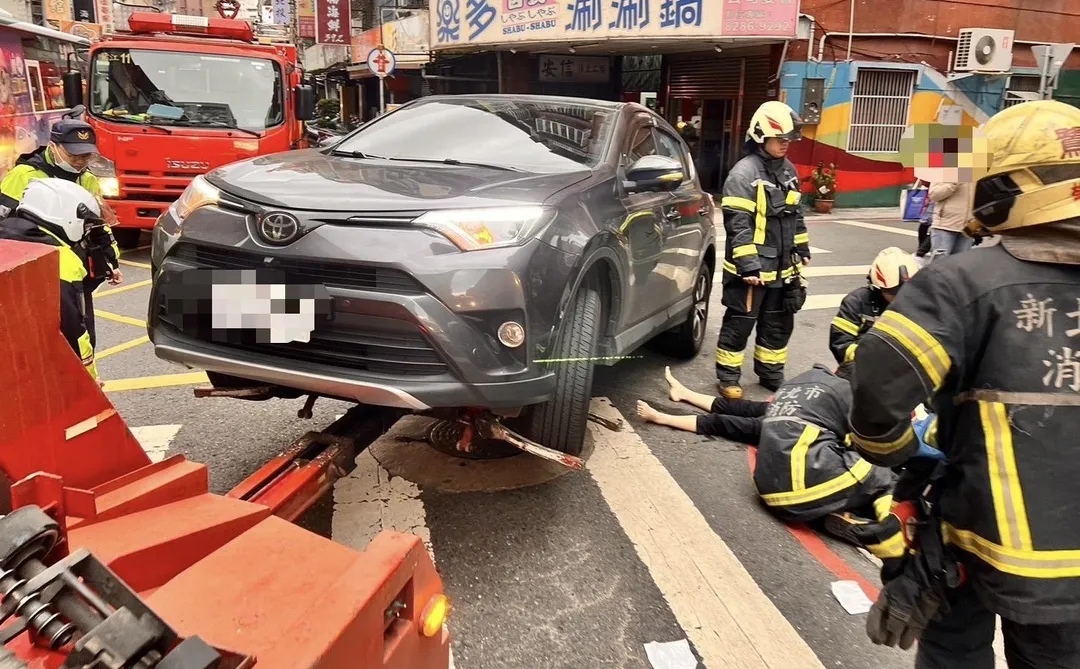現場利用吊車協助婦人脫困。（圖／翻攝畫面）
