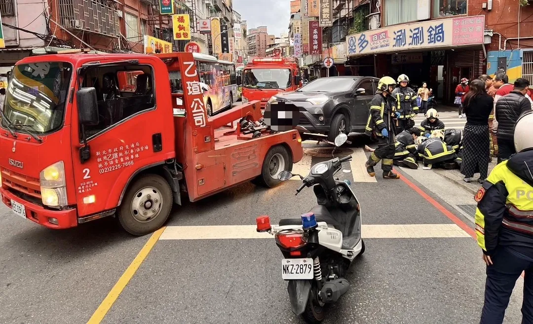 蘆洲一名婦人遭休旅車撞擊輾過。（圖／翻攝畫面）