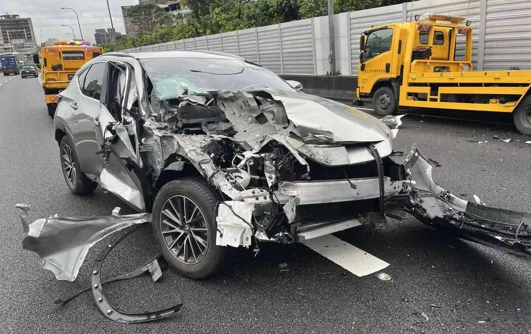 休旅車車頭全毀。（圖／翻攝畫面）