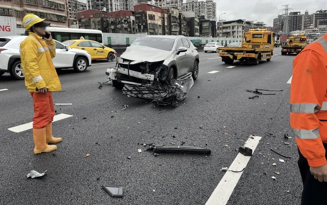 國1汐止段今發生一起連環車禍。（圖／翻攝畫面）