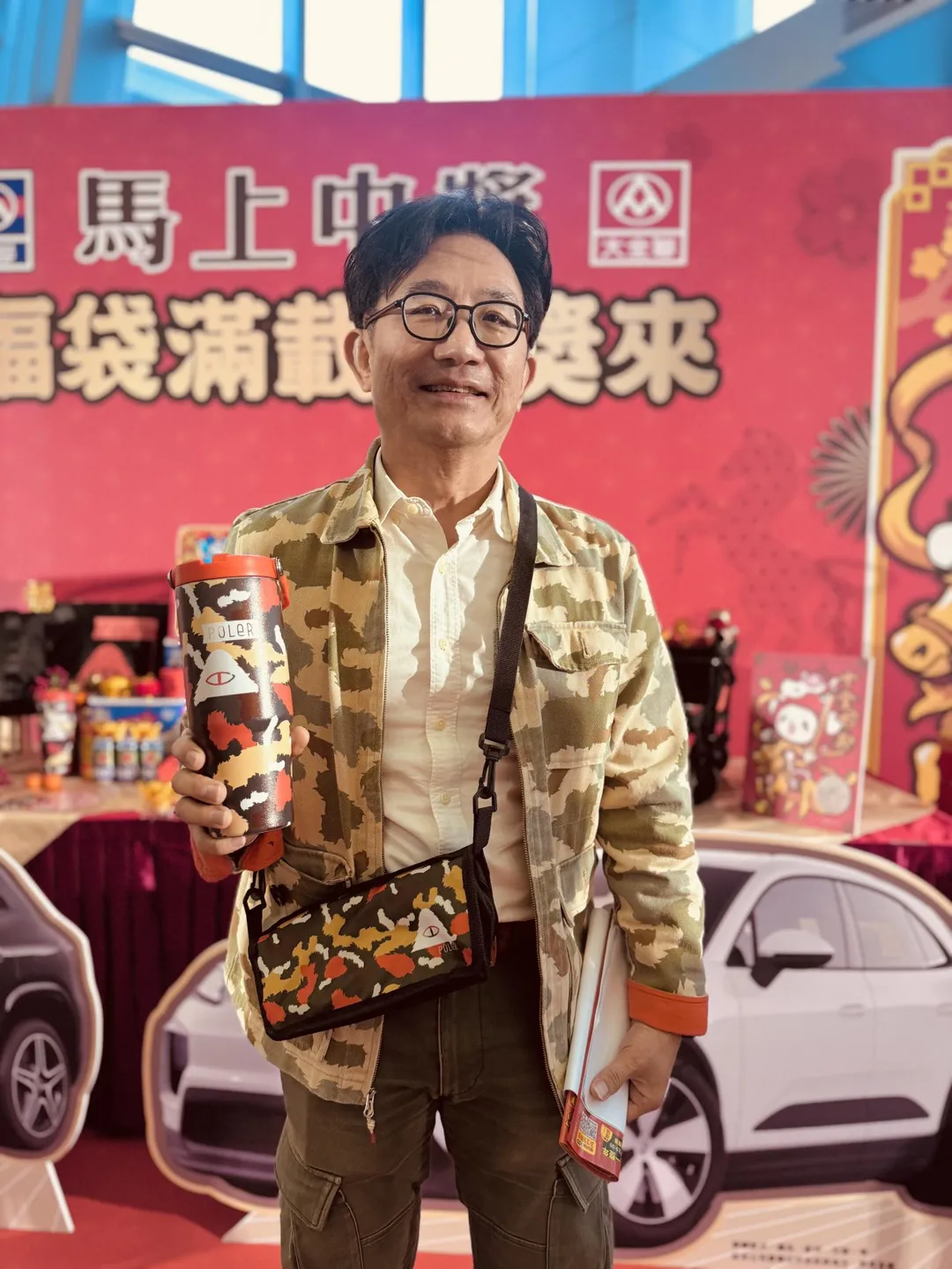 全聯行銷部協理劉鴻徵親自展示把福袋當成時尚配件，輕巧帥氣。（圖/陳奕廷攝）