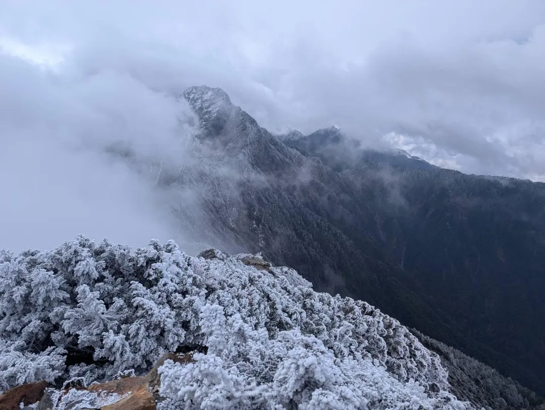 玉山測站溫度下探至零下6.8度，成為全台最低溫紀錄。雖未降雪，但山區出現壯觀霧淞與結冰景象。（圖／氣象署提供）